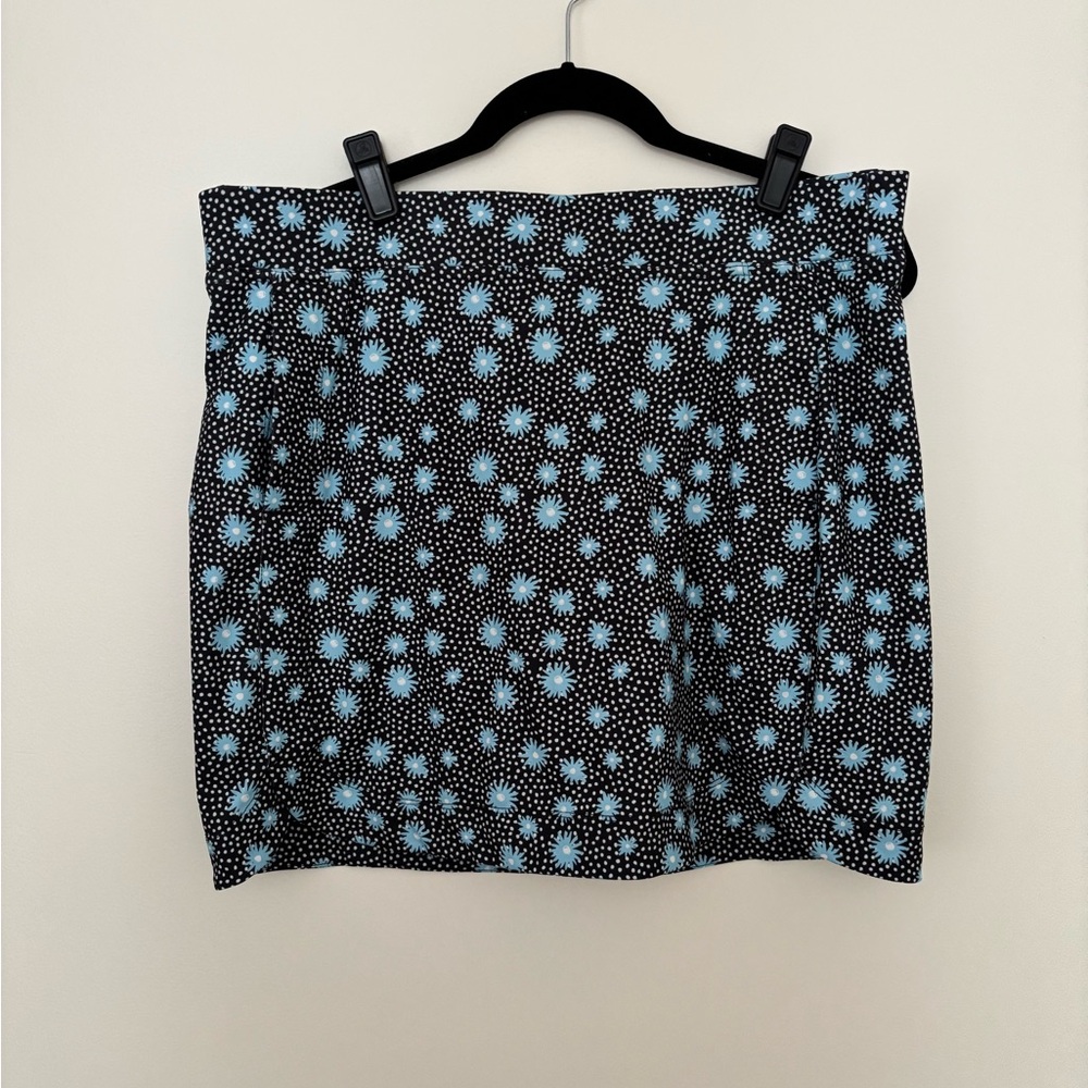 Belyn Key Black Mini Skort with Light Blue Daisy Print